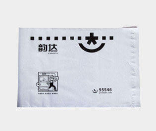 塑料快遞袋使用較多的是用聚乙烯材料做成，具有成本低，使用方便，防水性能好的特點(diǎn)。多用于運(yùn)送文件、單據(jù)、資料、貨物等所包裝用的袋子。又稱為速遞袋、郵寄袋、快遞打包袋。體輕，富有彈性，有良好的抗沖擊性，無毒、無味、防潮、耐腐蝕，環(huán)保性較強(qiáng)，并且回收力度較大。