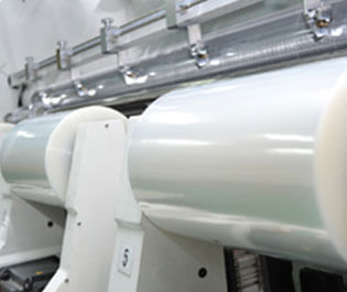 多層高阻隔膜是由多層共擠吹膜機(jī)利用不同塑料材料阻隔性能和相差迥異共擠出的薄膜。不同的塑料材料阻隔的性能相差迥異，共擠薄膜可將各種功能不同的塑料共擠復(fù)合成一張薄膜，達(dá)到對氧氣、水、二氧化碳、氣味等高阻隔的效果。此外，耐油、耐潮濕、耐120℃的高溫蒸煮、耐低溫冷凍、保質(zhì)、保鮮、保氣味?？捎糜谡婵瞻b、無菌包裝、充氣包裝；