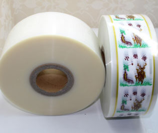 "食品復(fù)合膜是由PE等薄膜材料符合而成， 廣泛適用于包裝、食品、藥品等產(chǎn)品，具有環(huán)保、無臭無異味、熱封性能好、阻隔性好、遮光性強(qiáng)、耐油、強(qiáng)度高等特點(diǎn)。"