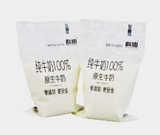 牛奶包裝袋是由三層或兩層共擠吹膜機(jī)生產(chǎn)而成。 成品膜印刷效果好，保香阻氧，安全衛(wèi)生，低碳環(huán)保，耐擠壓刺穿性強(qiáng)。