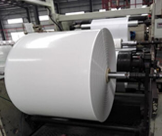 "本公司采用三層共擠、五層共擠吹膜機(jī)，合理的結(jié)構(gòu)設(shè)計(jì)，充分體現(xiàn)不同層次的功能，設(shè)備具有主機(jī)聯(lián)動(dòng)，動(dòng)能無損耗，強(qiáng)輸出；合金螺桿，提升品質(zhì)和塑化；高精度模具，穩(wěn)定拉伸，高強(qiáng)度；配進(jìn)口風(fēng)環(huán)和測厚裝置，誤差精度達(dá)到百分之二，媲美光學(xué)級薄膜特性。本設(shè)備生產(chǎn)的產(chǎn)品具有強(qiáng)度、韌性、開口性、防潮性和熱封性等性能。 "