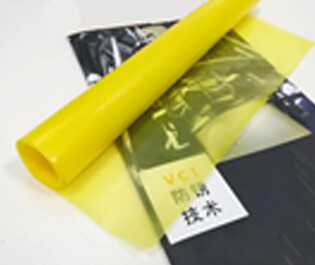 本公司采用三層共擠吹膜機，由內(nèi)層模體、中層模體、外層膜體組成，分別將三層共擠的膜體配方進行配比，配三種不同屬性的合金擠出機，配套合適的高精度模具和德系風(fēng)環(huán)，均勻混合擠出，一次性吹制的薄膜。本公司設(shè)備吹制的防銹膜在不破損的情況下，使用壽命長，防銹能力強，成本低等特點。