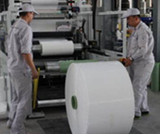 "FFS重包裝袋為制袋(Film)—裝料(Fill)—封口(Seal)一體化的縮寫，是歐洲新發(fā)展起來的一種高速包裝技術(shù)，包裝效率高且成本低，是包裝行業(yè)內(nèi)里的高科技產(chǎn)品。相比塑編袋，其原料配比獨特，性能優(yōu)越環(huán)保，設(shè)備裝置先進，便于回收利用，符合國際通用的第四類環(huán)保包裝材料要求。耐撕裂、防粘連、抗靜電、抗氧化、高光澤度。 "