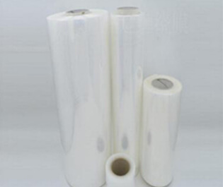 熱收縮膜用于各種產(chǎn)品的銷售和運輸，其主要作用是穩(wěn)固、遮蓋和保護產(chǎn)品。收縮膜必須具有較高的耐穿刺性，良好的收縮性和一定的收縮應(yīng)力。在收縮過程中，薄膜不能產(chǎn)生孔洞。由于收縮膜經(jīng)常適用于室外，因此需要加入UV抗紫外線劑。